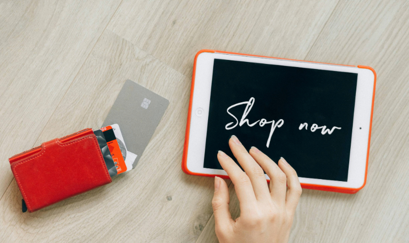 Online kupnja na VitaYummy webshopu – tablet s natpisom 'Shop now' i novčanik s karticama