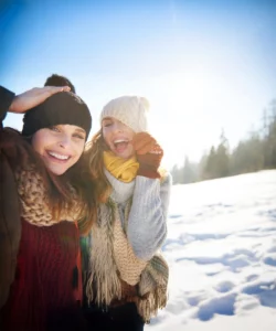 Žene na snijegu tijekom zime, izlaganje suncu kao prirodan izvor vitamina D