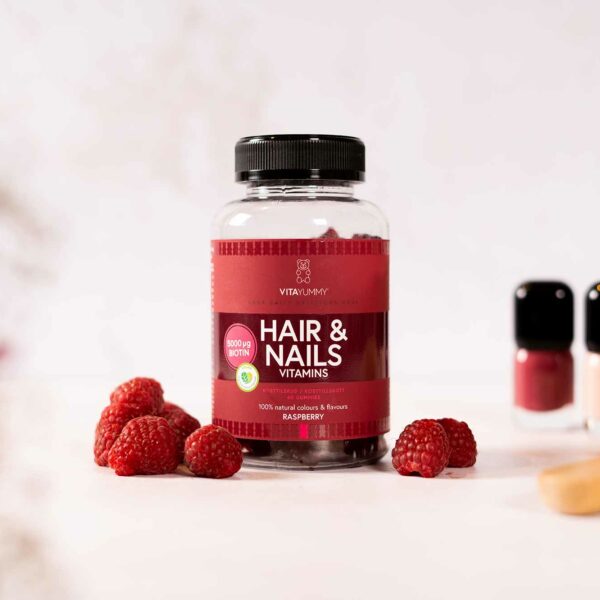 VitaYummy Hair & Nails sadrži vitamine A, B, C, D, E te minerale cink, selen i jod. Biotin i selen poznati su sastojci kada su u pitanju lijepa kosa i nokti. VitaYummy Hair & Nails sadrži 5.000 µg biotina. Biotin i selen doprinose održavanju normalne kose, dok selen uz održavanje normalne kose doprinosi i održavanju normalnih noktiju. Osim toga, vitamin E pridonosi zaštiti stanica od oksidativnog stresa. Cink također doprinosi održavanju normalne kose i noktiju te ima ulogu u procesu diobe stanica. Ukusan okus vitamina dolazi iz maline, a prirodna boja dolazi iz od mrkve i crnog ribiza. VitaYummy Hair & Nails vitamini za odrasle veganski su proizvodi bez umjetnih boja i aroma te sadrže zaslaživače prirodnog podrijetla.